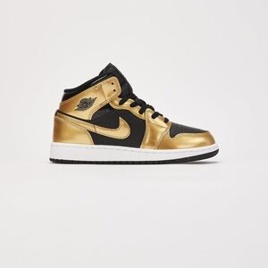 🌟EUC Air Jordan Mid SE Black& Gold Sneakers🌟